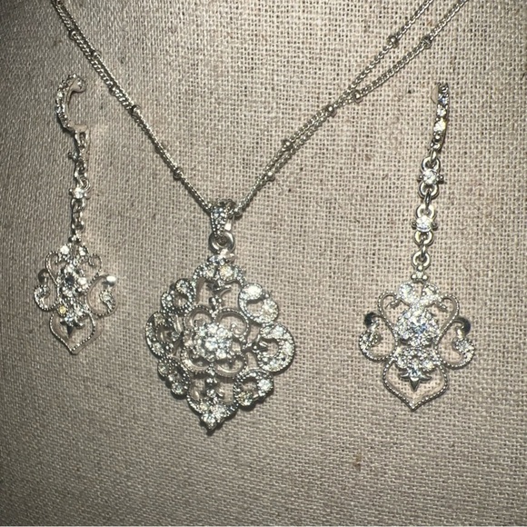 Avon Drop Necklace And Earrings Set Silvertone Vintage Obsolete - Picture 4 of 10